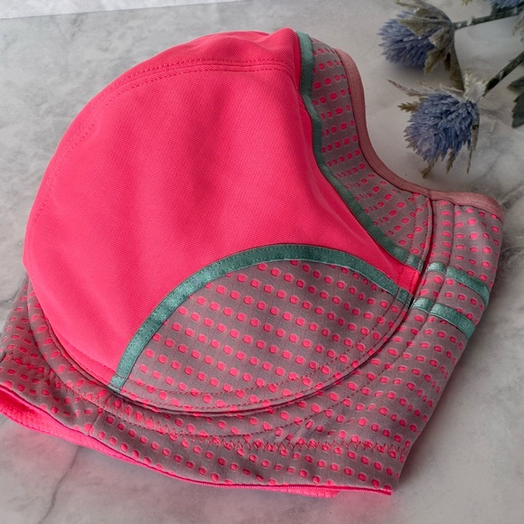 BERLEI Electrify Underwire High Impact Sports Bra
Size 40DD - Picture 3 of 10